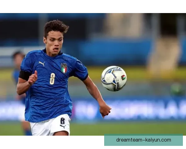 恰尔汗奥卢展现中场指挥官风采，凭借出色传球视野助力球队攻势表现亮眼